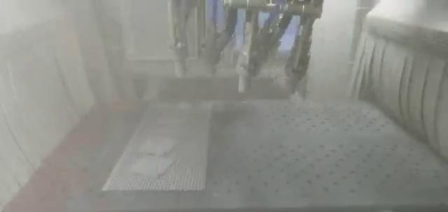 自動(dòng)履帶輸送式噴砂機(jī)工作視頻